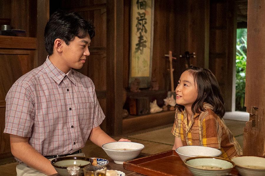 　比嘉家に招かれた和彦（田中奏生）とヒロイン・暢子（稲垣来泉）　(Ｃ)ＮＨＫ