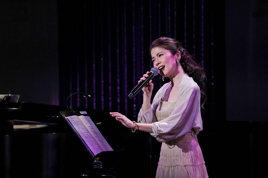 　「ビルボードライブ大阪」でバースデイ・ライブをおこなった純名里沙（３月１５日）