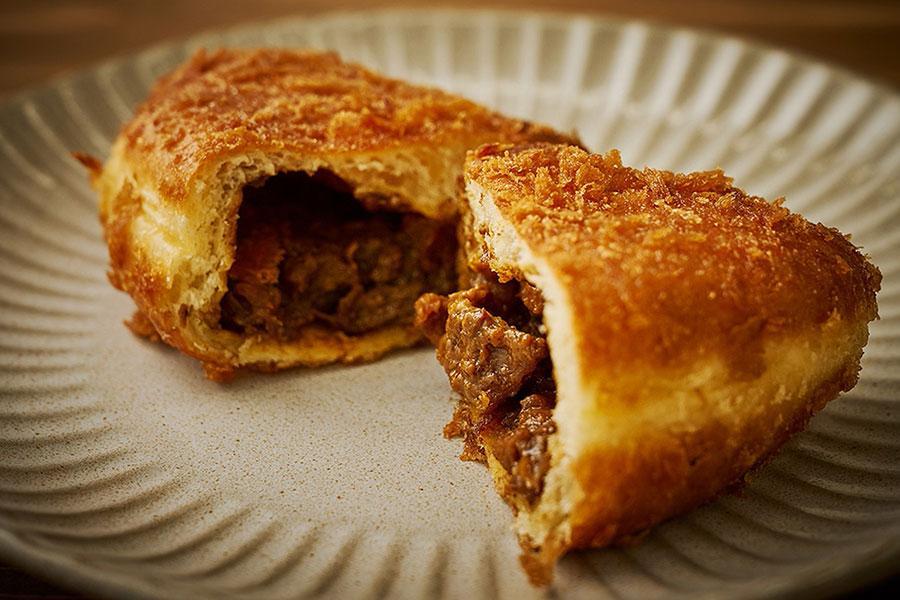 　６月１日より「阪急うめだ本店」に冷凍パンの期間限定ブースが登場（画像は牛すじ煮込みカレー）