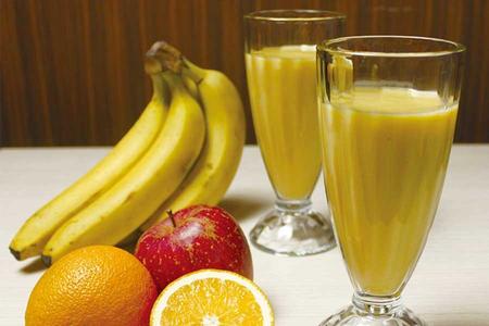 「名物 ミックスジュース」（M750円、L950円）