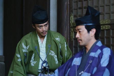 　鎌倉御所・庭にて。途方に暮れる範頼（右、迫田孝也）に「鎌倉殿がお待ちです」と告げる北条義時（小栗旬）　(Ｃ)ＮＨＫ