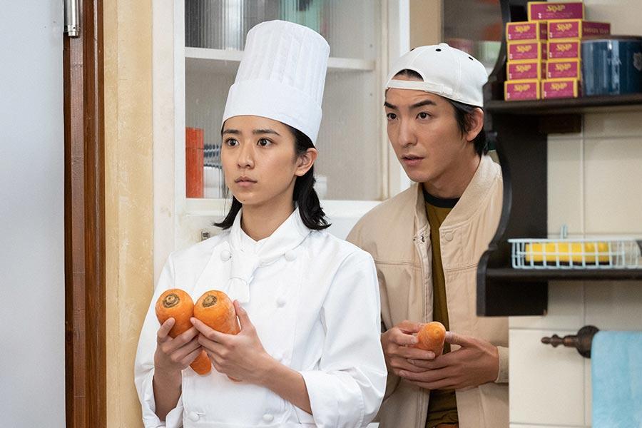 　人参を持ちながら驚く比嘉暢子（黒島結菜）と仕入れ業者で幼馴染の砂川智（前田公輝）　（Ｃ）ＮＨＫ