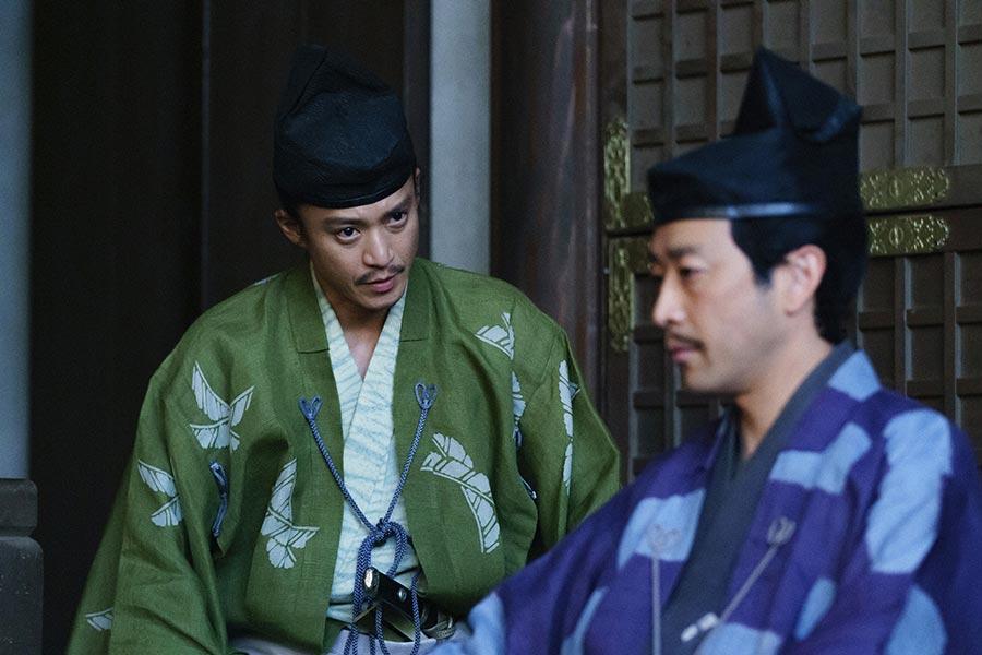 　鎌倉御所・庭にて。途方に暮れる範頼（右、迫田孝也）に「鎌倉殿がお待ちです」と告げる北条義時（小栗旬）　(Ｃ)ＮＨＫ