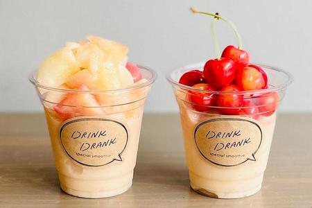 　左から「完熟白桃スムージー」（７０１円）、「国産さくらんぼスムージー」（９８１円）