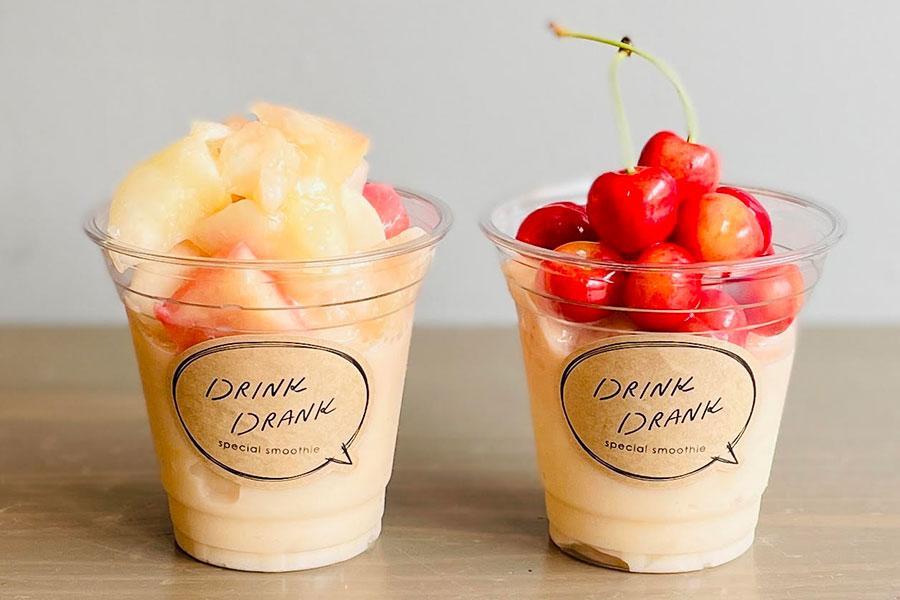　左から「完熟白桃スムージー」（７０１円）、「国産さくらんぼスムージー」（９８１円）