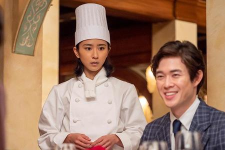 　和彦（宮沢氷魚）を戸惑う表情で見つめる暢子（黒島結菜）（Ｃ）ＮＨＫ