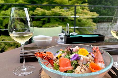 「青もみじ」が眼前に広がる天神川沿いのテラスでゆったり、「TENJINテラスプラン」