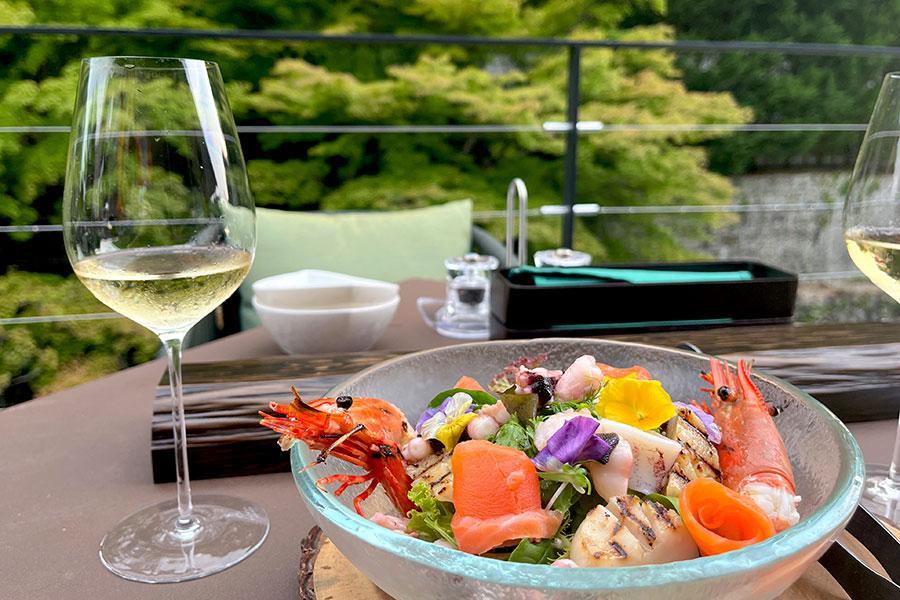 「青もみじ」が眼前に広がる天神川沿いのテラスでゆったり、「TENJINテラスプラン」