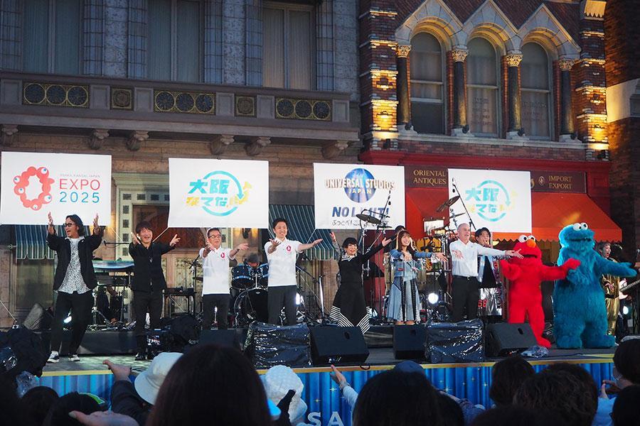 　『大阪来てな！ キャンペーン』のキックオフイベントに登場したコブクロの黒田俊介、小渕健太郎、松井一郎大阪市長、吉村洋文府知事、コシノジュンコ、渋谷凪咲ら（１８日／ユニバーサル・スタジオ・ジャパン）