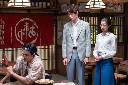 　しかめっ面の賢秀（竜星涼）を呆れたような表情で見つめる暢子（黒島結菜）と和彦（宮沢氷魚）（Ｃ）ＮＨＫ