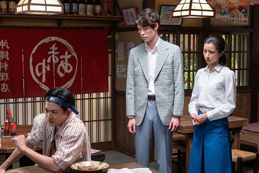 　しかめっ面の賢秀（竜星涼）を呆れたような表情で見つめる暢子（黒島結菜）と和彦（宮沢氷魚）（Ｃ）ＮＨＫ