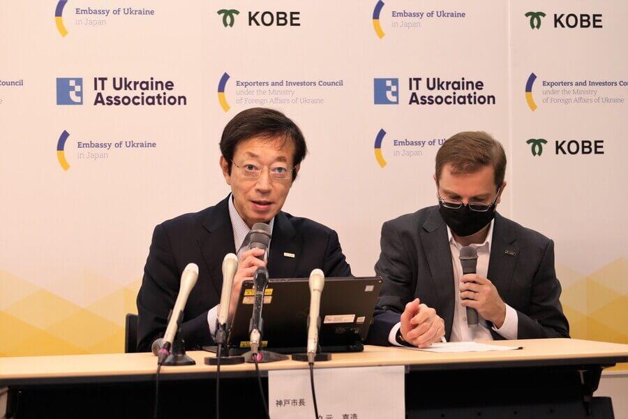 　ウクライナＩＴ企業の神戸進出に、喜びを表す久元喜造神戸市長（８月１０日・神戸市役所）