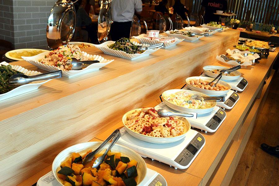 　オプションのドリンクバーとアイスバーをつけても、セット価格で１０００円というお得さの「ＭＫバイキング」