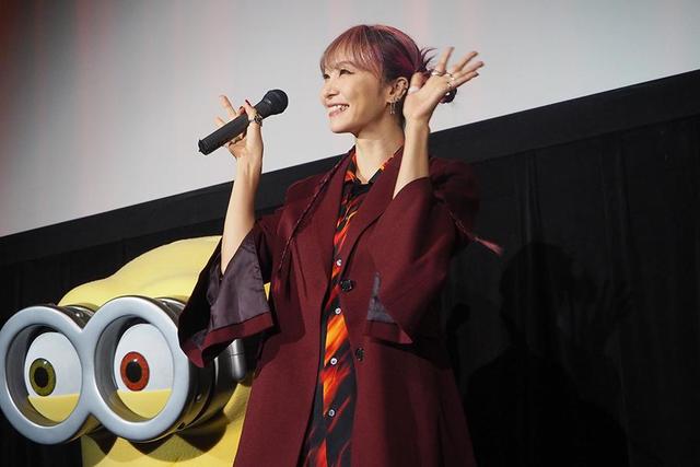 ミニオンシアター特別支配人のＬｉＳＡ、大阪に登場「道頓堀のグリコを