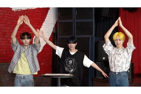 　ＩＮＩ（左から、田島将吾、藤牧京介、佐野雄大）