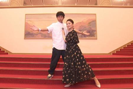 　タカラジェンヌポーズを決める男役・浜田雅功、娘役・檀れい（写真提供：ＭＢＳ）