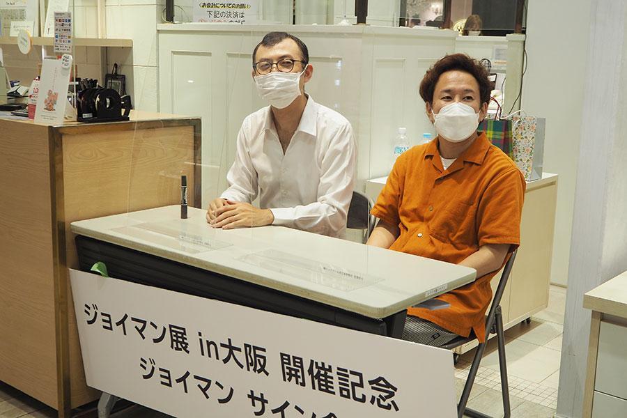 　スタンバイするジョイマン。左から高木晋哉、池谷和志（２２日・大阪市内）