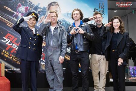 　左から、宮川信太郎京都駅長、ブラッド・ピット、アーロン・テイラー＝ジョンソン、ブラッド・ピット、デヴィッド・リーチ監督、製作のケリー・マコーミック（８月２３日・京都市内）