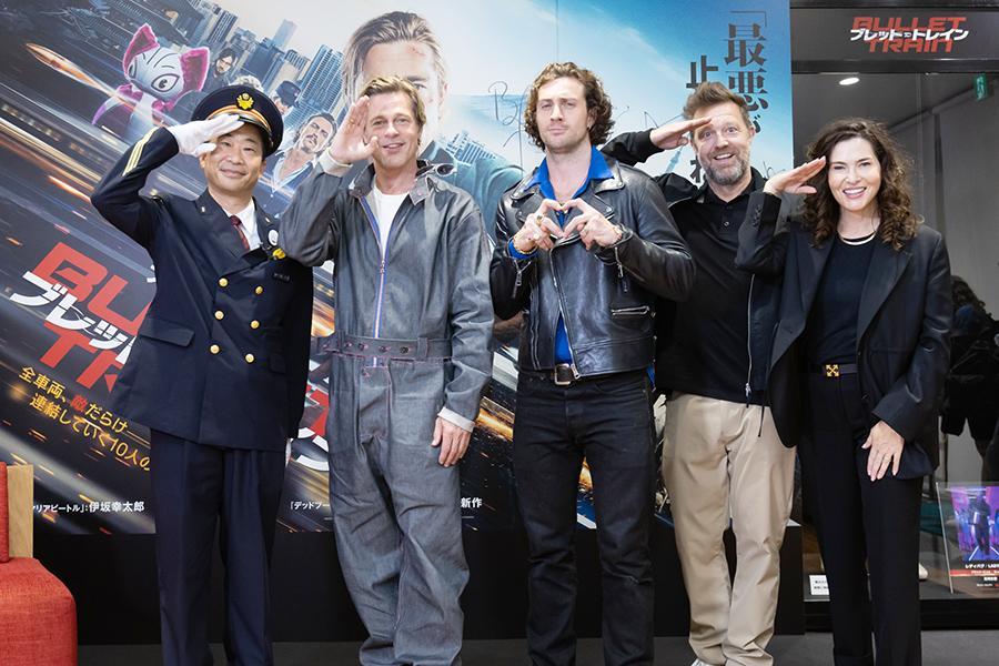 　左から、宮川信太郎京都駅長、ブラッド・ピット、アーロン・テイラー＝ジョンソン、ブラッド・ピット、デヴィッド・リーチ監督、製作のケリー・マコーミック（８月２３日・京都市内）