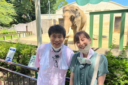 　王子動物園にて。（左から）浜田雅功、鈴木杏樹