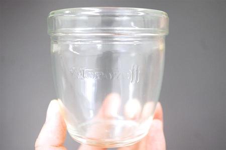 　モロゾフ「カスタードプリン」のガラス容器。食後の再利用は関西人にとって常識！（撮影：Lmaga.jp）