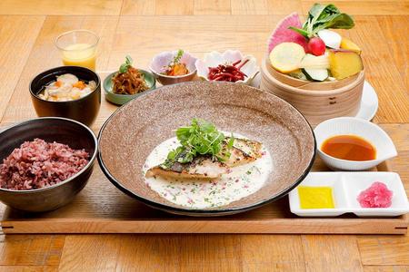 　「おぼん食堂 １６」のメインが選べる定食（１８７０円～）