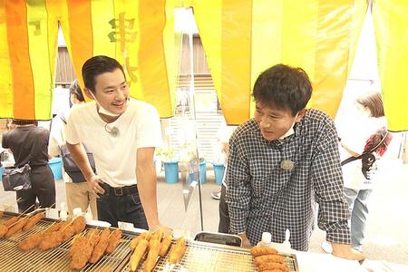 　野村が幼少期から慣れ親しんだ「東山商店街」を散策