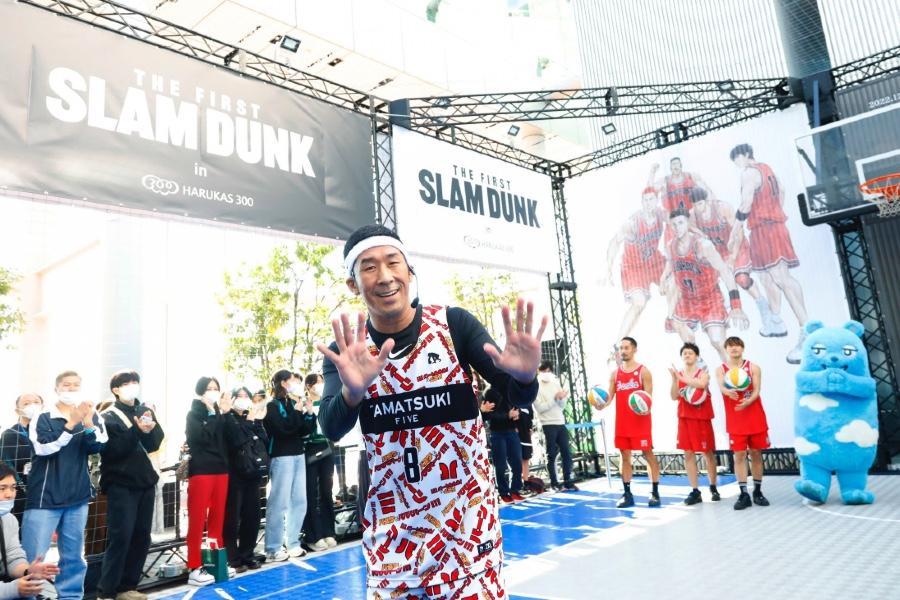 　『「ＴＨＥ ＦＩＲＳＴ ＳＬＡＭ ＤＵＮＫ」 ｉｎ ハルカス ３００』に登場したお笑い芸人・麒麟の田村裕（１０月２９日・大阪市内）