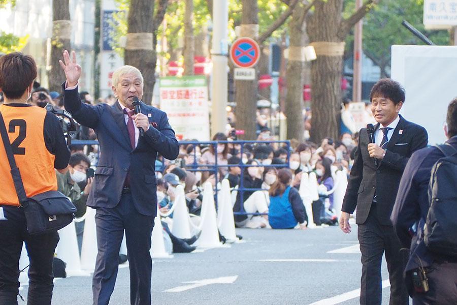 　『御堂筋ランウェイ ２０２２』に登場したダウンタウンの松本人志、浜田雅功（３日・大阪市内）