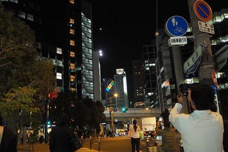 「皆既月食＋惑星食」を撮影する人々（8日、大阪市内）