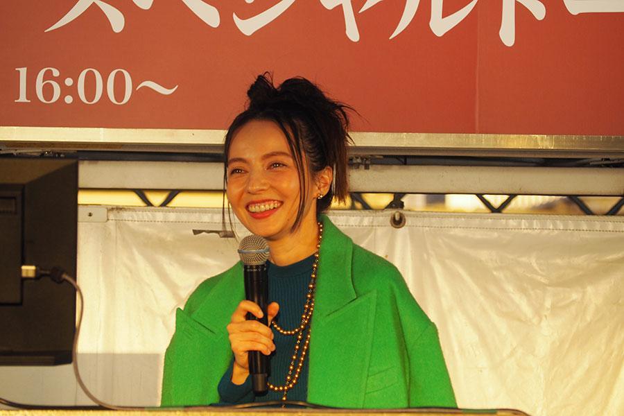 「大丸梅田店」のトークショーに登場したベッキー（２６日・大阪市内）