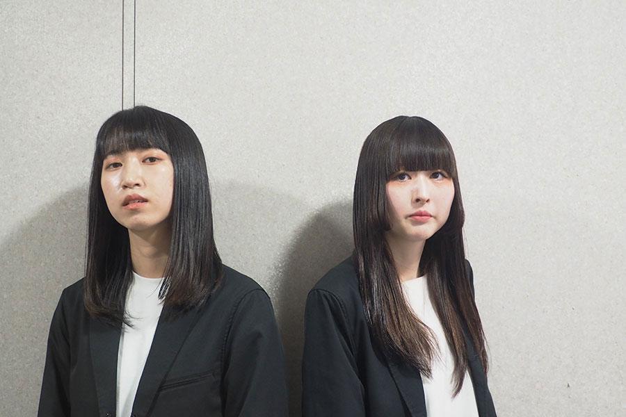 　お笑いコンビ・ハイツ友の会（左から清水香奈芽、西野）