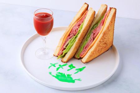 　作品の第１部に登場した「ツェペリ男爵のホットサンド」（１１８０円）