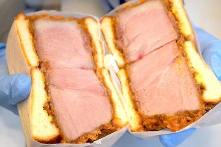 　厚さ５ｃｍ、２００ｇものジューシーなとんかつをサンド。切って開く瞬間、歓声があがることも（写真は２人前）