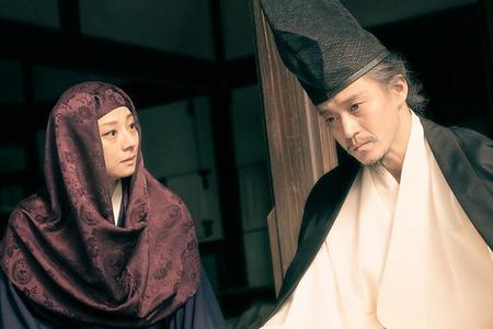 　義時（小栗旬）と話をする政子（小池栄子）　(Ｃ)ＮＨＫ