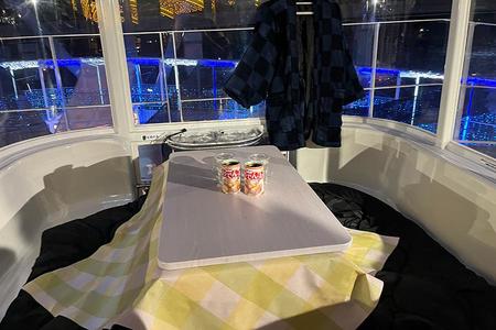 　観覧車のなかにこたつが鎮座する、なかなかシュールな光景