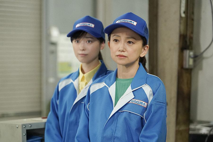 　工場にて、視察の様子を見守るめぐみ（永作博美）と舞（福原遥）（Ｃ）ＮＨＫ