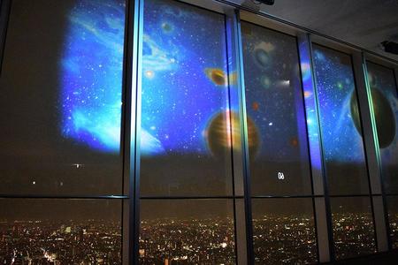　６０階の「天上回廊」の夜景をのぞむ大窓に映像が投影される