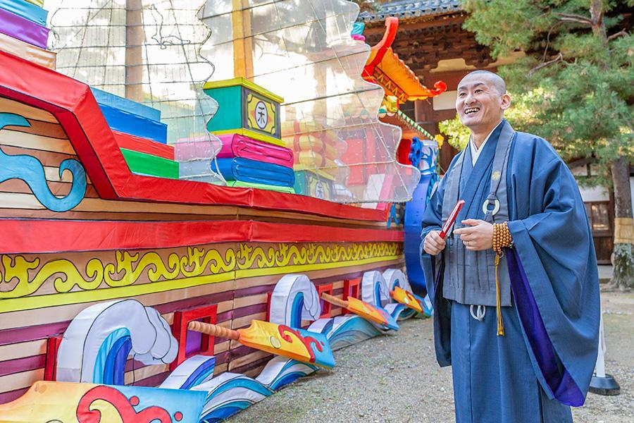 　「隠元禅師渡来」のランタン前にて、「萬福寺」の黄檗宗宗務本院主事・辻岡智幸さん