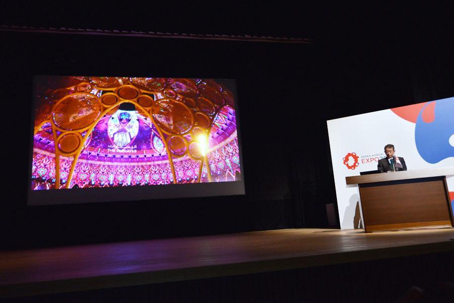 『大阪・関西万博』で予定する「プロジェクションシステム」の導入例として『ドバイ万博』の様子を説明するウシオ電機の内藤宏治社長（1月18日・東京都内　提供：2025年日本国際博覧会協会）