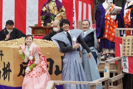 　成田山不動尊の節分祭で豆まきをおこなった福原遥、赤楚衛二、古舘寛治（３日・成田山不動尊）