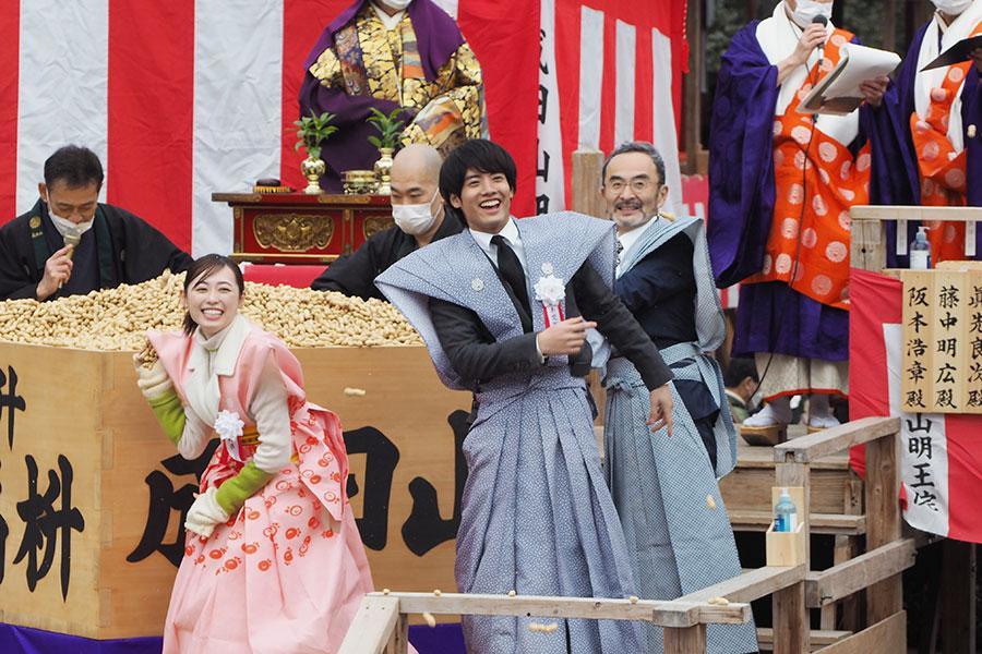 　成田山不動尊の節分祭で豆まきをおこなった福原遥、赤楚衛二、古舘寛治（３日・成田山不動尊）