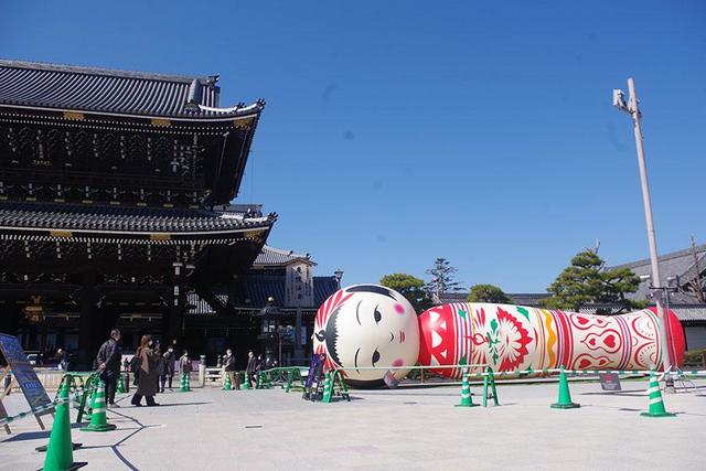 なぜここに？京都・東本願寺に寝そべる巨大こけし、観光客の注目浴びる/関西/芸能/デイリースポーツ online