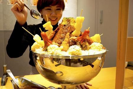 　「ジャンボカレーパフェ」に挑戦！ 底には２リットルのアイスが敷き詰められているので器はキンキンに冷えてます