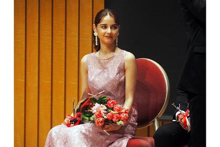 　新人女優賞に輝き挨拶する嵐莉菜