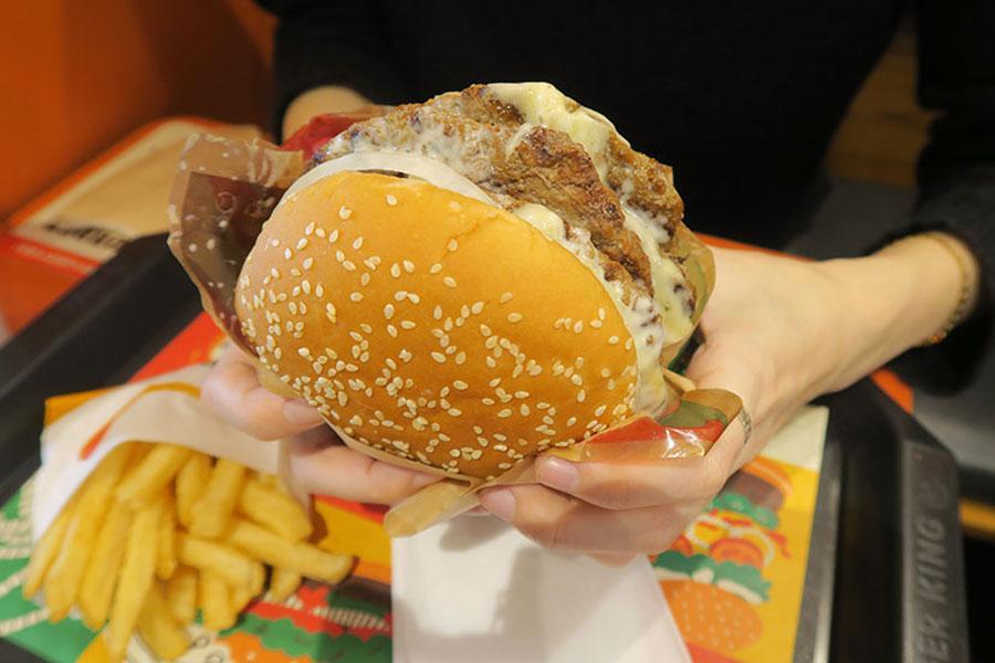 　パティが４枚も…新商品「キング・イエティ ザ・ワンパウンダー」（２１９０円）