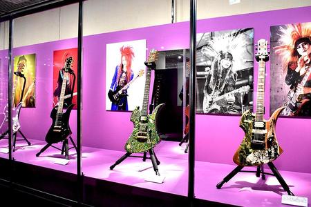 　『ＰＳＹＣＨＯＶＩＳＩＯＮ　ｈｉｄｅ　ＭＵＳＥＵＭ　Ｓｉｎｃｅ　２０００』デビュー当時に使用していたギターやピック、機材なども展示（大丸梅田店）