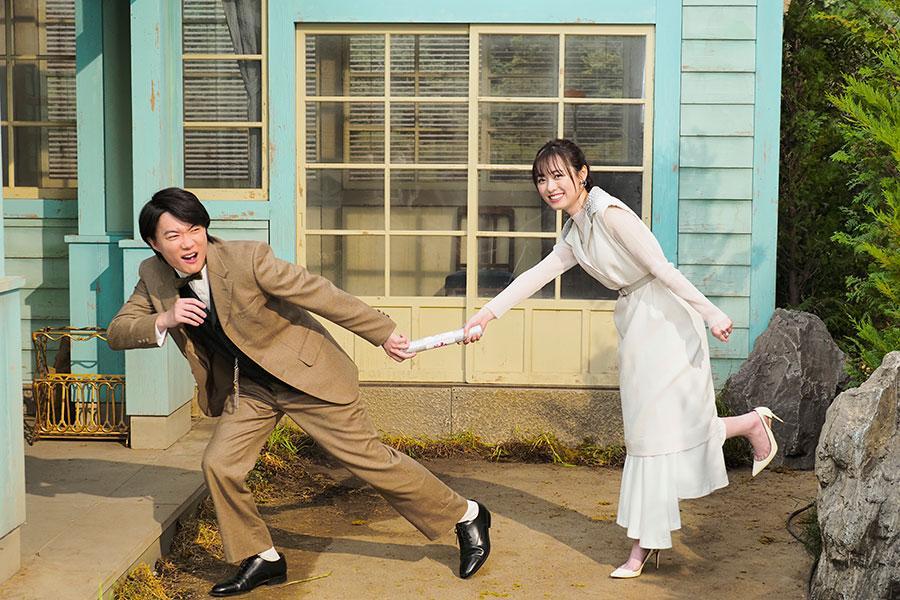 　『舞いあがれ！』主演の福原遥からバトンを受け取った『らんまん』主演の神木隆之介（左）　（３月１７日・NHK放送センター）