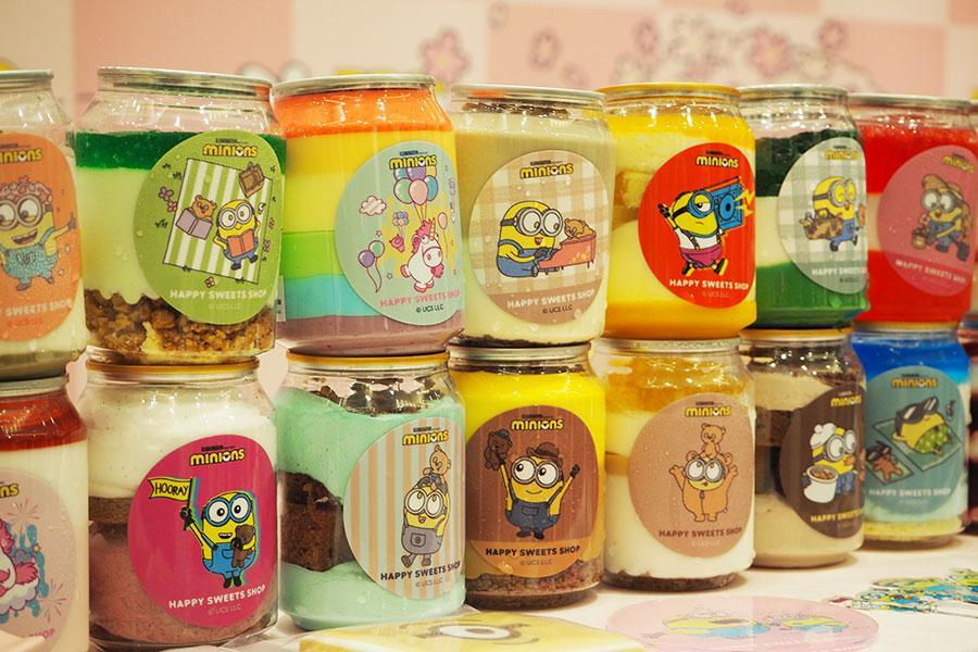 大阪・難波に「ミニオン」限定のスイーツショップ、32種のケーキ缶は
