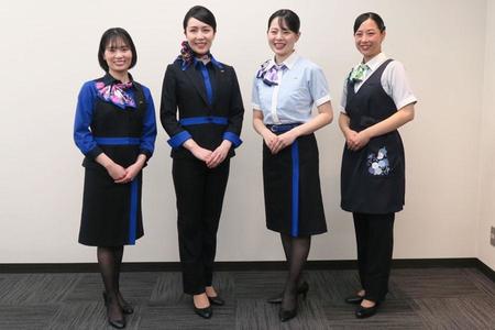 ４月１日からリニューアルする山陽新幹線パーサーの制服（２２日・大阪市内）